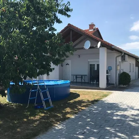 Casa di campagna Erika Apartmanház Gyenesdiás